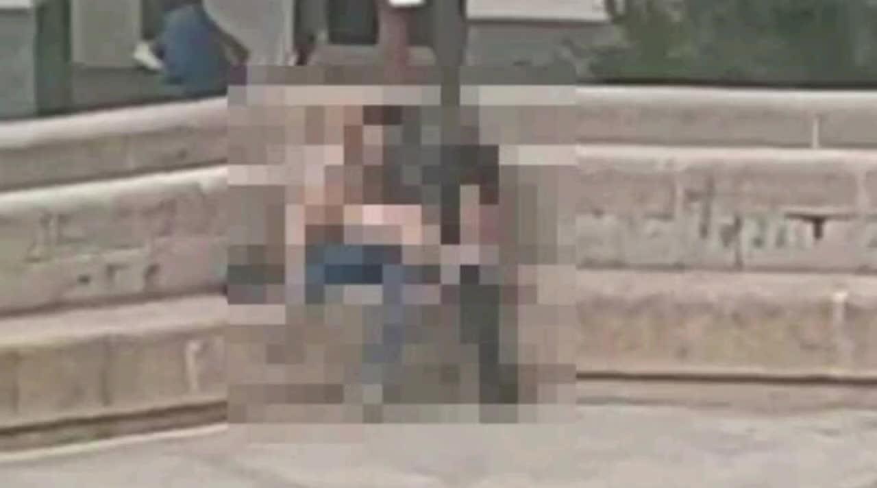 Coppia fa sesso al centro Direzionale di Napoli su una panchina vicino al  tribunale in pieno giorno - VIDEO