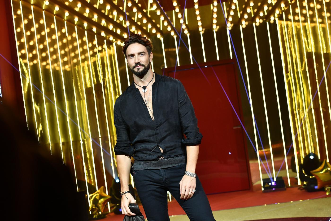 Gf Vip Alex Belli Ha Un Pisellino Piccolo Piccino Piccio Bomba Imbarazzante Nella Casa Il Giornale D Italia