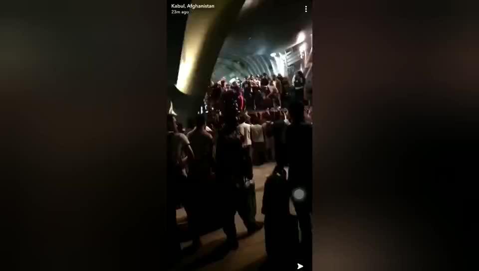 afghanistan l aereo cargo usa pieno di afghani in fuga il video il giornale d italia