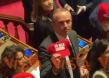 "No alla guerra", protesta M5s al Senato con cappellini in stile "Maga" come Donald Trump
