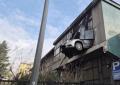 Milano, 84enne rimasto sospeso con auto a 8m d’altezza dopo manovra sbagliata in autorimessa al primo piano, sfondato muro vetrato - VIDEO
