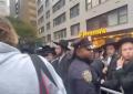 New York, migliaia di ebrei ultraortodossi protestano contro riforma militare israeliana: "arruolamento di 10.500 Haredi nell'Idf entro 2 anni" - VIDEO
