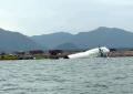 Hong Kong, aereo cargo Boeing 747-481 esce di pista durante atterraggio e si schianta contro veicolo di servizio a terra: due morti - VIDEO