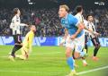 Il Napoli batte 2-1 la Juve e torna in vetta, doppietta di Hojlund
