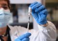 Vaccino Covid, la campagna per Forze Armate e di Polizia con AstraZeneca, il siero mortale per gli under 60 somministrato ai più giovani