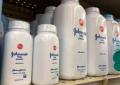 Johnson & Johnson condannata a pagare $966mln per talco contaminato da amianto: cancerogeno, causò la morte di Mae Moore per mesotelioma