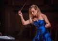 Beatrice Venezi, l’attacco del direttore d’orchestra Luisi: “Inadatta, gesticola in modo rudimentale”, avv Bongiorno: “Stop a campagna d’odio”