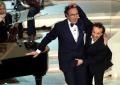 Quando Roberto Benigni palpò Pippo Baudo a Sanremo 2002: "I capelli sono veri, ma il pisello è finto" - VIDEO