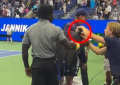 Jannik Sinner, tifoso tenta di rubare dal borsone un ricordo: la sicurezza lo blocca, il tennista gli rivolge uno sguardo glaciale e va via - VIDEO