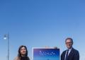 illycaffè e Barcolana, presentato il manifesto di Robert Wilson per la regata 2025, un omaggio al blu, tra luce, mare e appartenenza