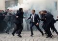 Macron perde il 4° Premier in 2 anni: Francia nel caos, debito alle stelle e giovani senza pensione