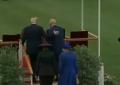 Donald Trump dà una pacca sulla spalla a re Carlo III, il gesto "illegale" viola una regola rigidissima: "Il Re non si tocca" - VIDEO