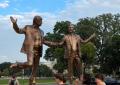 Usa, statua Trump-Epstein mano nella mano comparsa davanti Campidoglio con la scritta "Best friends forever", la Casa Bianca: "Provocazione politica" - VIDEO