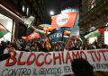 Flotilla abbordata, continua la protesta a Genova con presidi e varchi portuali chiusi, bloccata la città