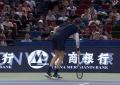 Atp Shanghai 2025, Jannik Sinner si ritira per un infortunio al 3° set contro l'olandese Griekspoor, smorfie di dolore in campo per i crampi - VIDEO