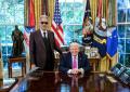 Usa, Trump riceve alla Casa Bianca Andrea Bocelli - il VIDEO del tenore che canta "Con te partirò" nello Studio Ovale per il tycoon