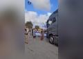 Gaza, coloni israeliani bloccano ingresso tir con aiuti umanitari, occupano la strada e sventolano bandiera dello Stato ebraico - VIDEO