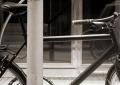 Ferrara, multe fino a 800€ per biciclette legate al palo, cittadini: "Serve buon senso, se non danno fastidio dove è il problema?"