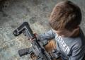Usa, sempre più bambini chiamati con il nome di armi, picco tra il 2021 e il 2022: da Wesson, Caliber e Shooter a Cannon, Colt e Winchester