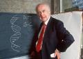 Addio a James Watson, morto a 97 anni “dopo ricovero per un’infezione” il Premio Nobel per la scoperta della struttura a doppia elica del DNA