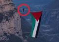 Grecia, la bandiera palestinese appesa sulla gola di Vikos a 850 metri d'altezza