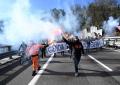 Genova, operai ex Ilva e Ansaldo occupano ponte San Giorgio, bloccato aeroporto, manifestanti in autostrada: "Protesta per diritto a lavoro" - VIDEO