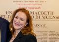 Sara Jakubiak, chi è la soprano statunitense che interpreta Lady Macbeth alla Prima della Scala 2025, dalla "voce intensa e capace di infinite sfumature"