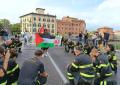 10 vigili del fuoco sotto procedimento disciplinare per essersi inginocchiati contro genocidio a Gaza, Usb: "No a militarizzazione corpo nazionale"