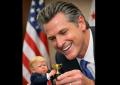 Trump, il governatore della California Gavin Newsom all'Ue: "Il tycoon &egrave; un T-rex, se non smettete di inginocchiarvi vi divorer&agrave;"
