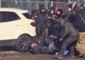Torino, poliziotto 29enne Calista aggredito e picchiato a calci, pugni e martellate al corteo pro Askatasuna - il VIDEO del pestaggio