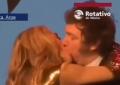 Bacio passionale tra Javier Milei e la cantante F&aacute;tima Fl&oacute;rez sul palco del concerto, standing ovation del pubblico - VIDEO