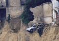 Niscemi, precipitata l'auto simbolo della frana, Ford Fiesta dell'80enne Marcello Di Martino in bilico sul costone da giorni - VIDEO