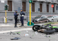 Incidente a Milano, scontro tra moto e taxi in viale Corsica, morti i due centauri 20enni, ferito il tassista - VIDEO 