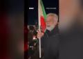 Iran, in migliaia in piazza Enghelab per omaggiare Khamenei morto, uomini e donne in lacrime con foto ayatollah - VIDEO