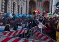 Milano, no del Consiglio comunale a stop gemellaggio con Tel Aviv: 9 favorevoli e 21 contrari; scontri dentro e fuori Palazzo Marino - VIDEO