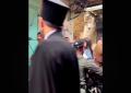 Gerusalemme, polizia israeliana picchia cristiani mentre entrano nella Chiesa del Santo Sepolcro: diversi feriti fra i presenti - VIDEO