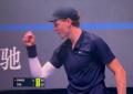 China Open, Sinner batte Tien 6-2/6-2 e si riconferma campione a Pechino, accorciate le distanze su Alcaraz numero 1 nel ranking ATP – VIDEO