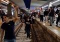 Abbordaggio Flotilla, manifestanti pro-Palestina occupano stazione di Napoli centrale, a Roma forze dell’ordine cinturano Termini - VIDEO