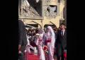 Gaza, matrimonio collettivo di 54 coppie di palestinesi in abiti tradizionali sulle macerie di Khan Younis, gli sposi: "Portiamo speranza" - VIDEO