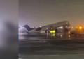 Incidente all&rsquo;aeroporto LaGuardia di New York, aereo CRJ-900 urta camion dei vigili del fuoco, 2 morti, scalo chiuso - VIDEO