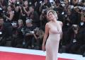 A Venezia sfilano Bruni Tedeschi con la mamma e Jason Momoa in rosa