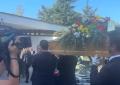 A Segrate i funerali di Emilio Fede, l'arrivo del feretro