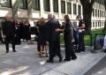 Milano, ancora tanti in fila per l'ultimo saluto a Giorgio Armani