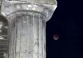 Luna rossa sopra l'Acropoli di Atene per l'eclissi totale