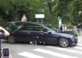 Funerali Armani, applausi e petali bianchi al passaggio del feretro