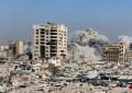 Il momento in cui un attacco isreliano abbatte un palazzo a Gaza City