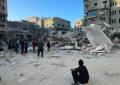 Disperazione a Gaza City, i raid israeliani radono al suolo palazzi