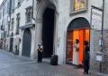 Terriccio Universale di Rebeca Pak nella vetrina di Platea