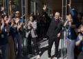 Tim Cook a Tokyo per la riapertura dell'Apple store a Ginza