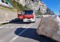 Lecco, masso su carreggiata ss36 bloccata anche linea ferroviaria